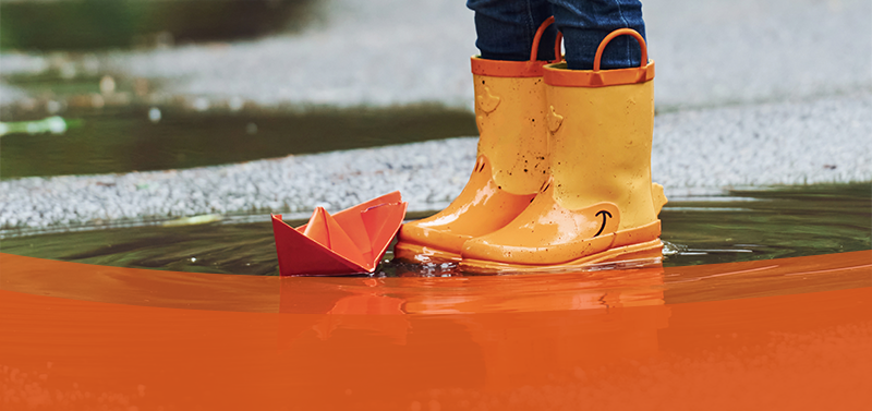 Dompepomp in actie: water wordt weggepompt uit een overstroomde kelder.